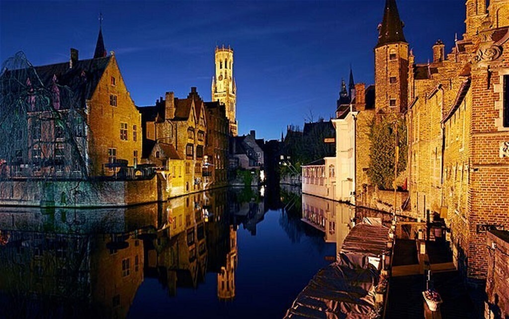  Bruges center in the evening