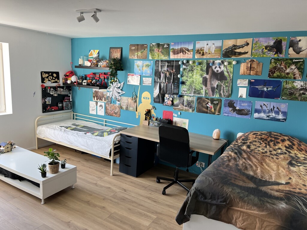 Bedroom with 2 single beds