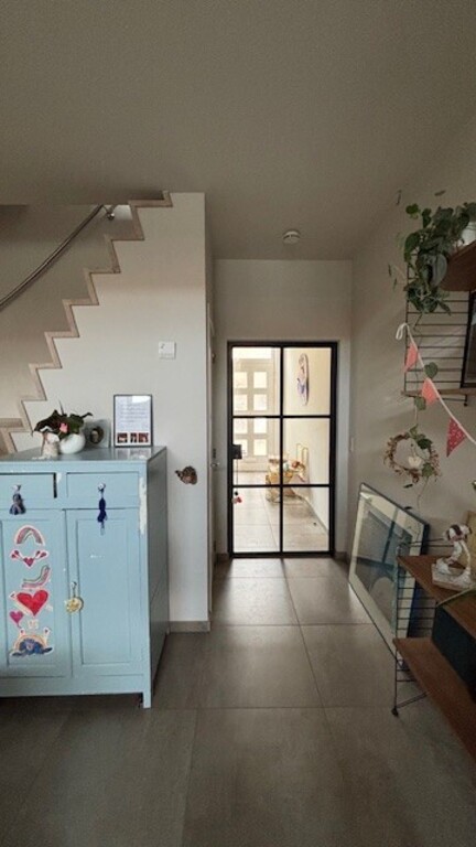 Mooie glazen deur voor fijne zonnige lichtinval van de voorzijde van het huis.