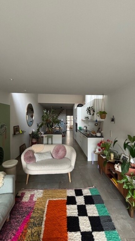 Handige keuken met alle comfort: dubbele wasbak met warm water, vaatwas, oven, kookplaat, koelkast. In de kelder is een friet...