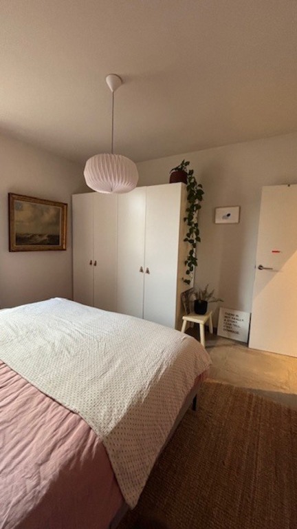 Ruime kledingkast waar deel van vrijgemaakt wordt voor gasten.