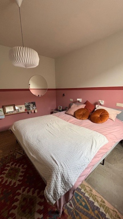 Masterbedroom met bed van 1m80 voorzien van een donsdeken en voldoende kussens.