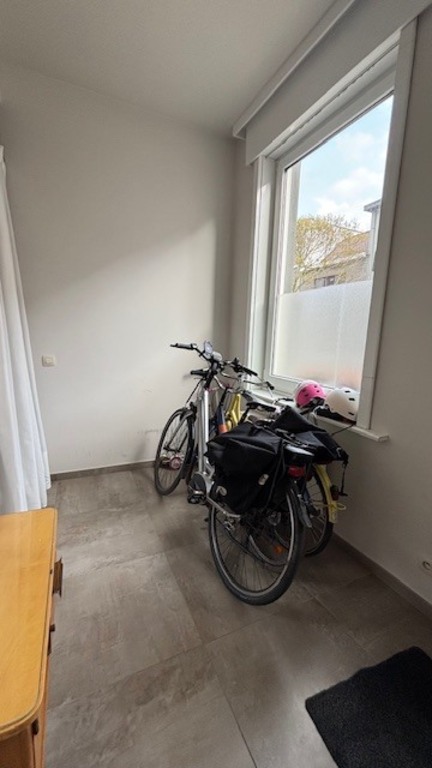 deel van de inkomhal, voorzien van fietstandplaats en wasmachine/droogkast