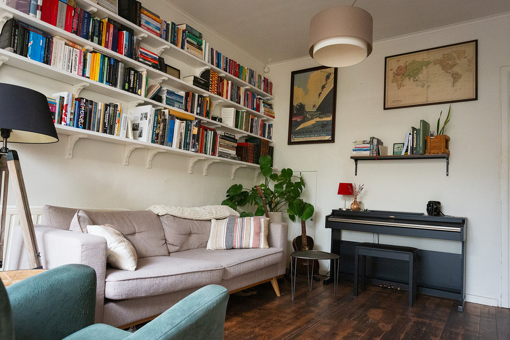 living room (with tv)