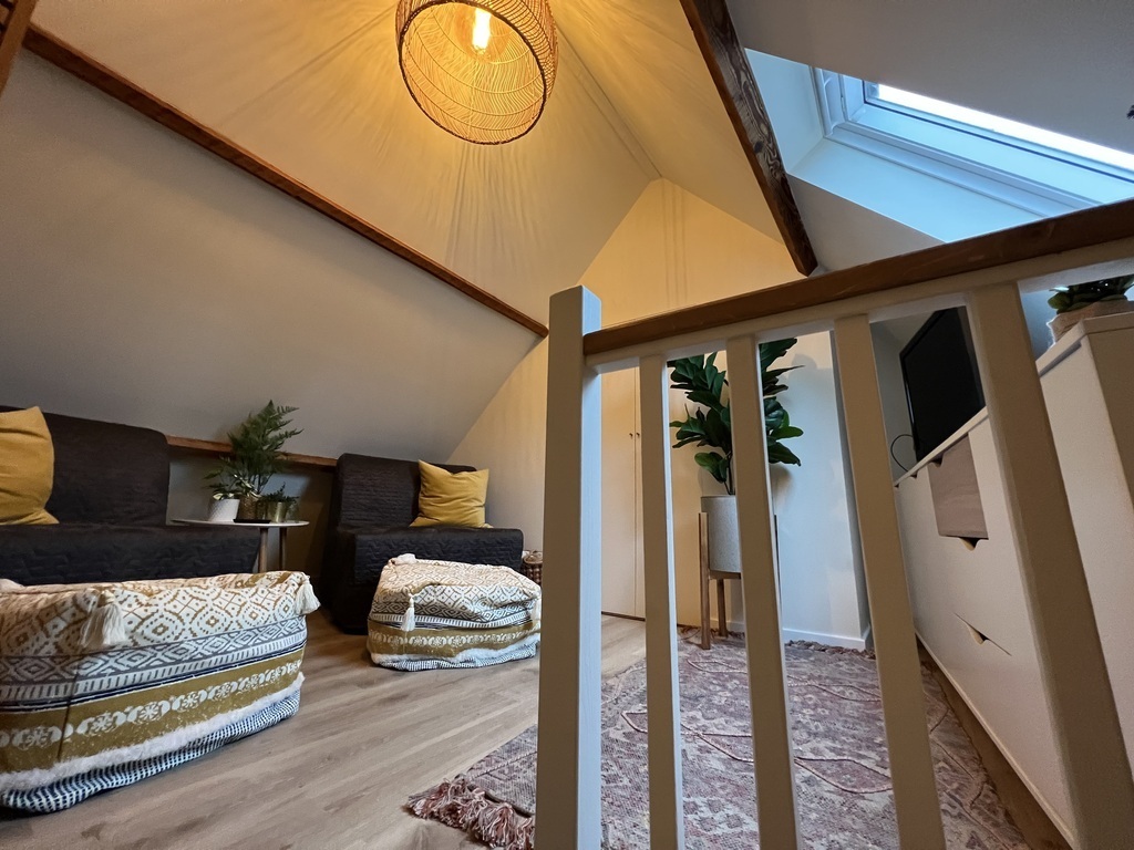 seperate sitting room in loft with 2 single beds