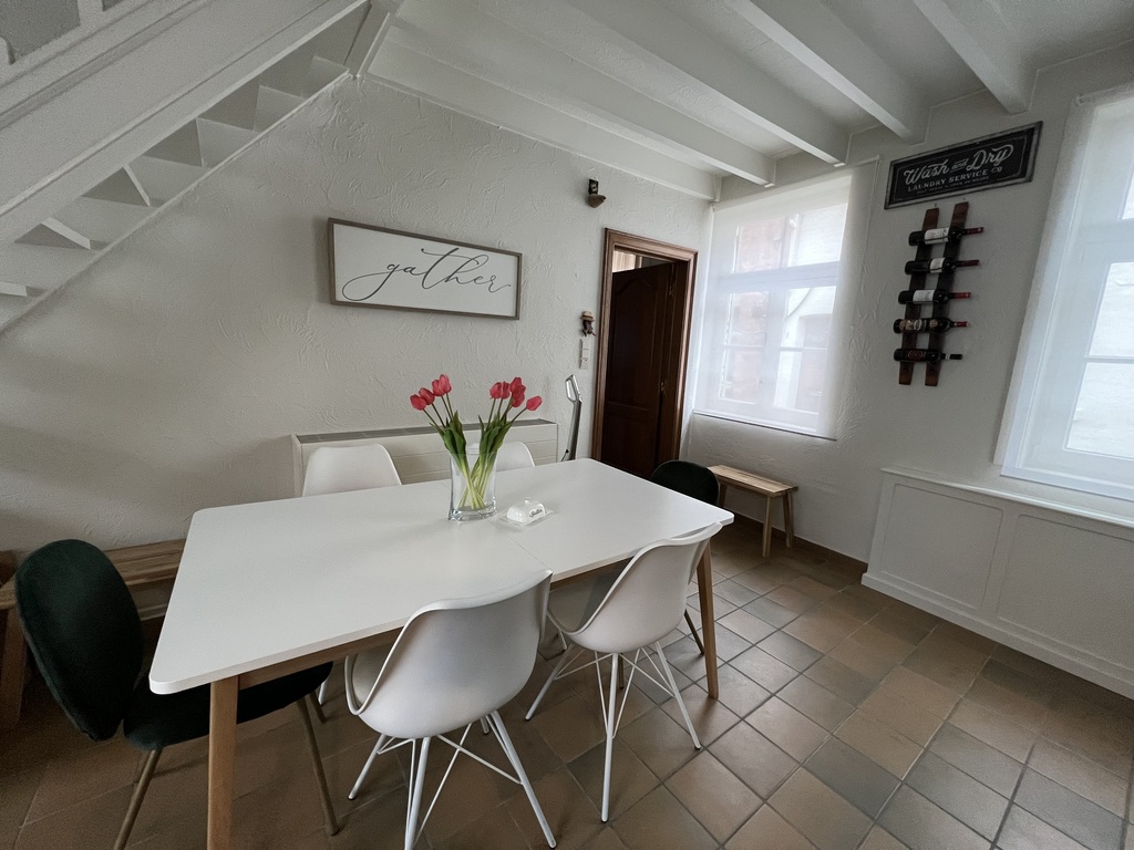 large eat-in kitchen