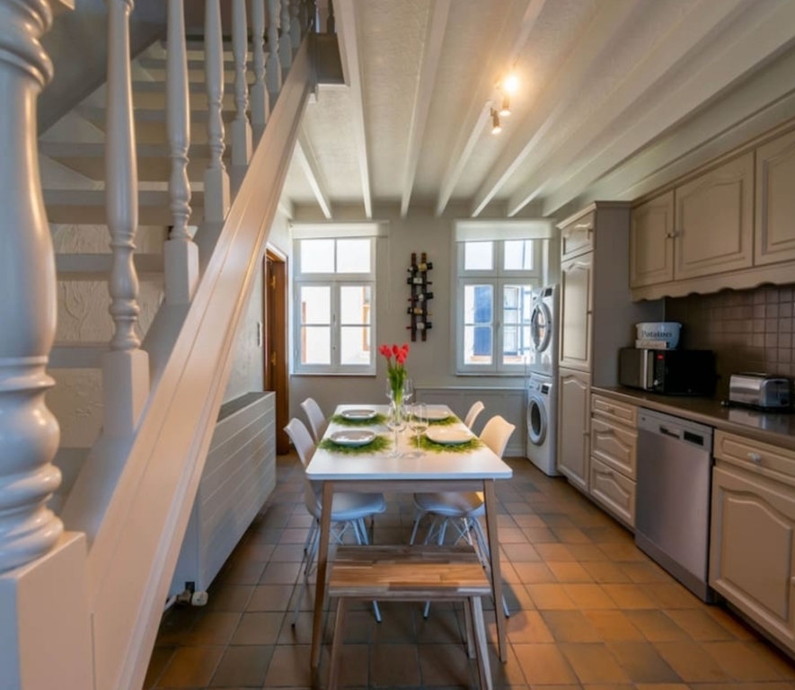 large eat-in kitchen