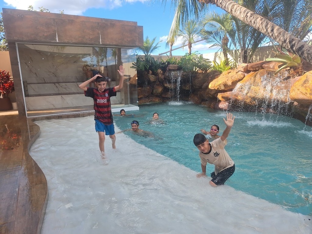 Piscina natural com casquatas e sauna privativa