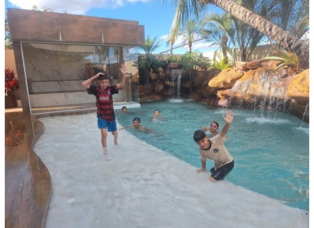 Piscina natural com casquatas e sauna privativa