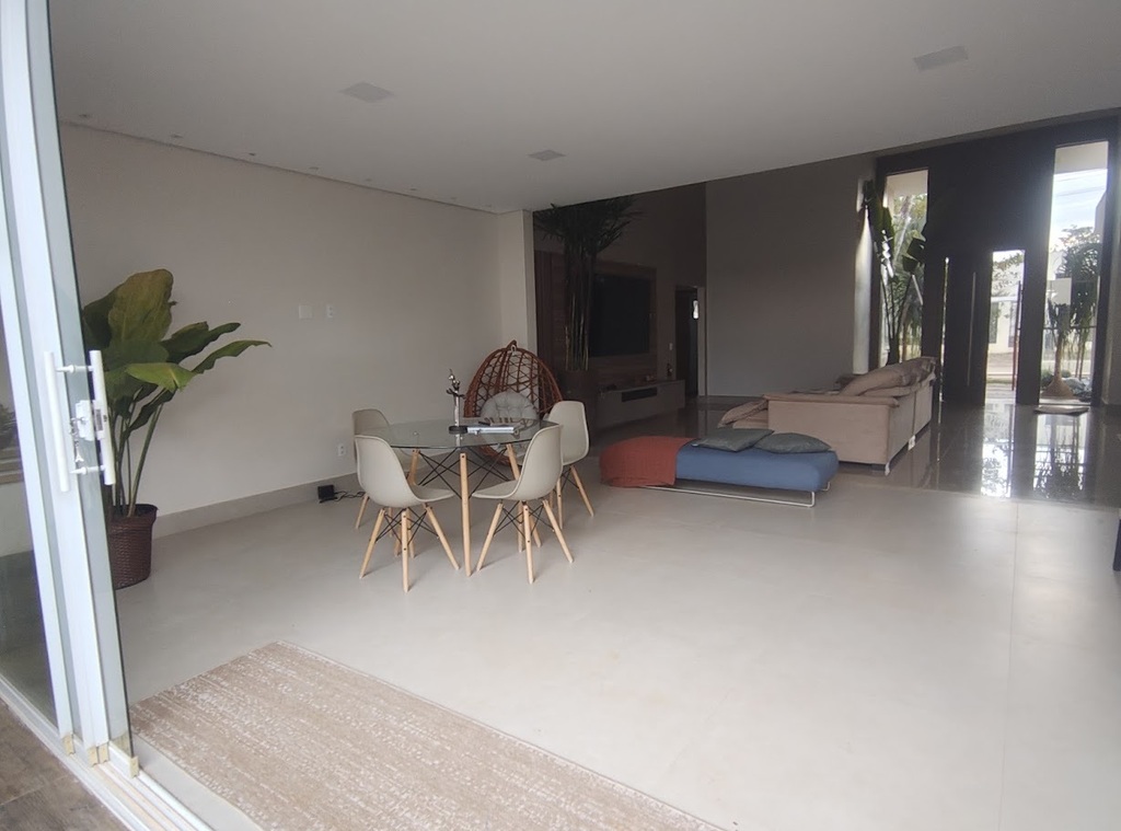 Sala de TV, de estar e de jantar integradas.
