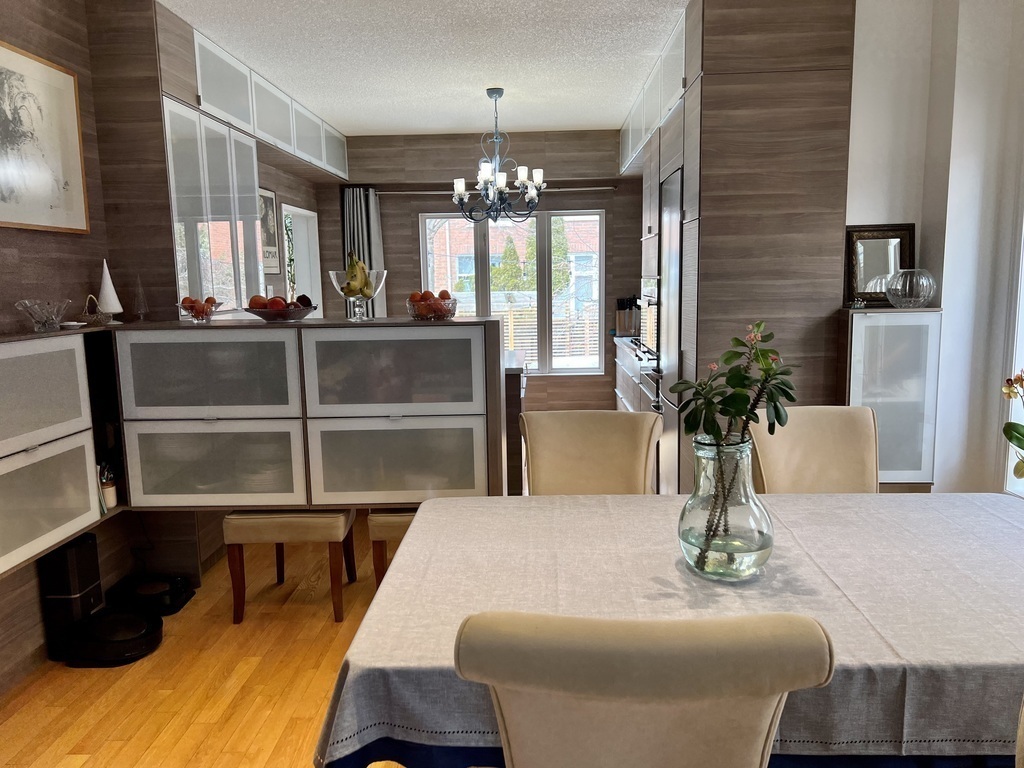 dining, view towards kitchen