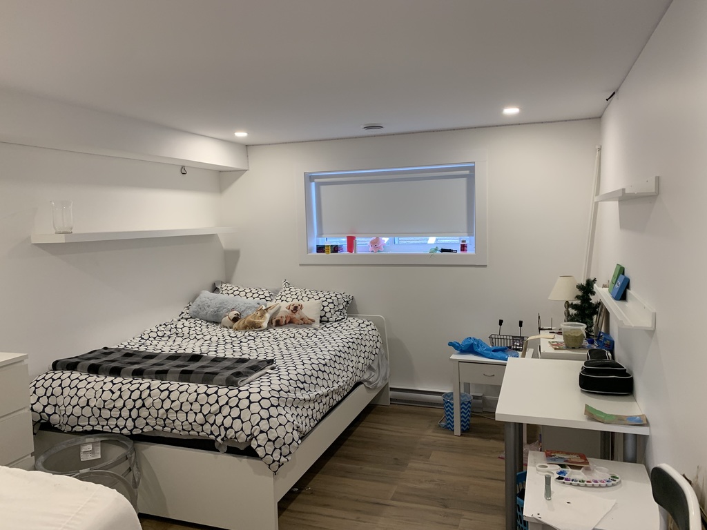 2nd bedroom with queen size bed and a twin trundle bed underneath