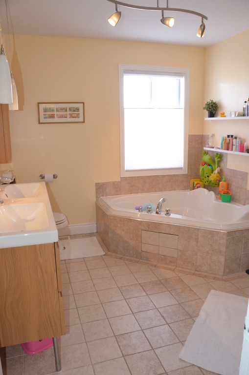 1st floor: Main bathroom