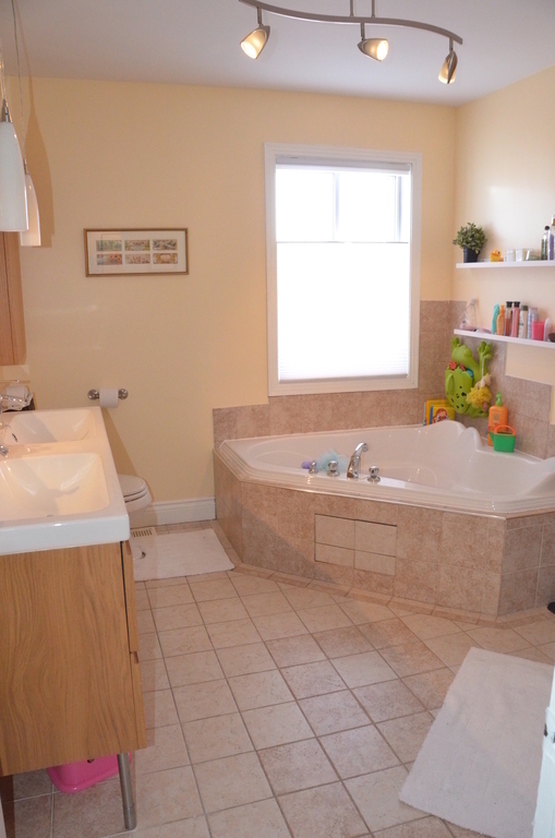 1st floor: Main bathroom