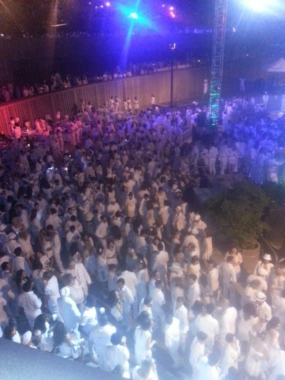 Montreal attractions: Montreal Diner en Blanc (Dinner in White) in Mid-August