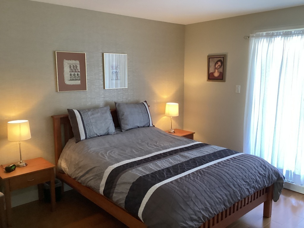 chambre  avec l'accès au balcon arrière