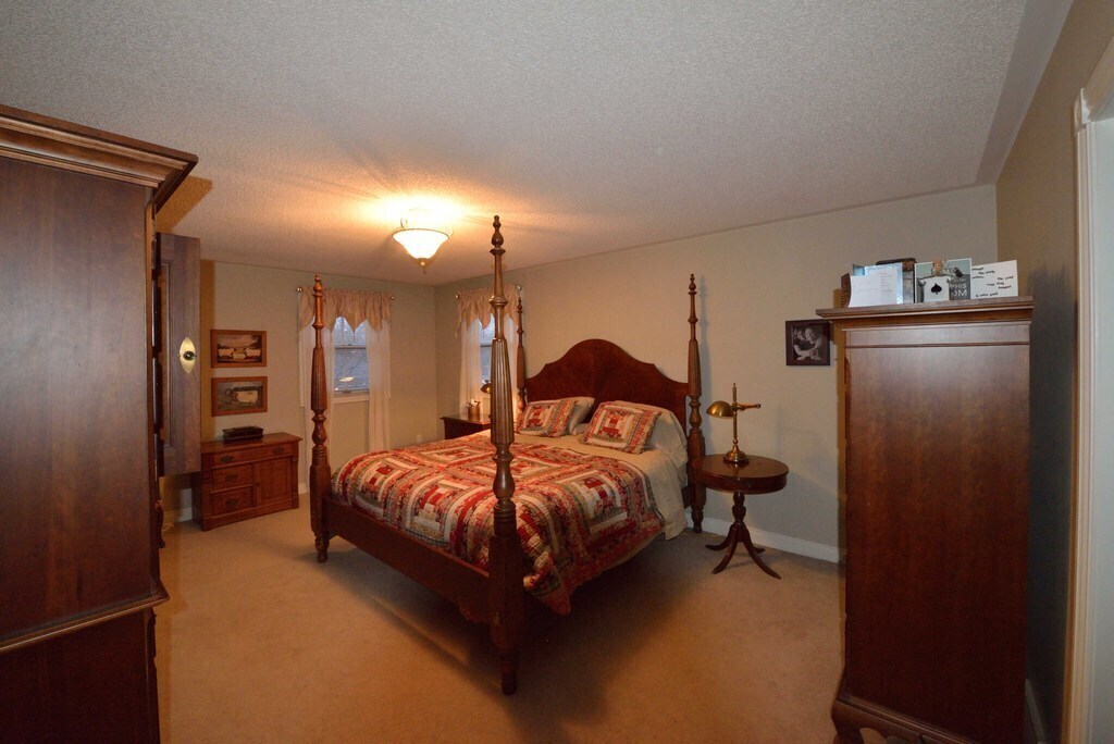 Principal bedroom with kingsize bed (190cm by 200cm)