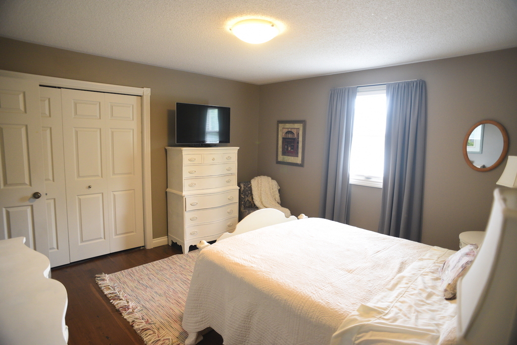 Third bedroom with tv and queen size bed.