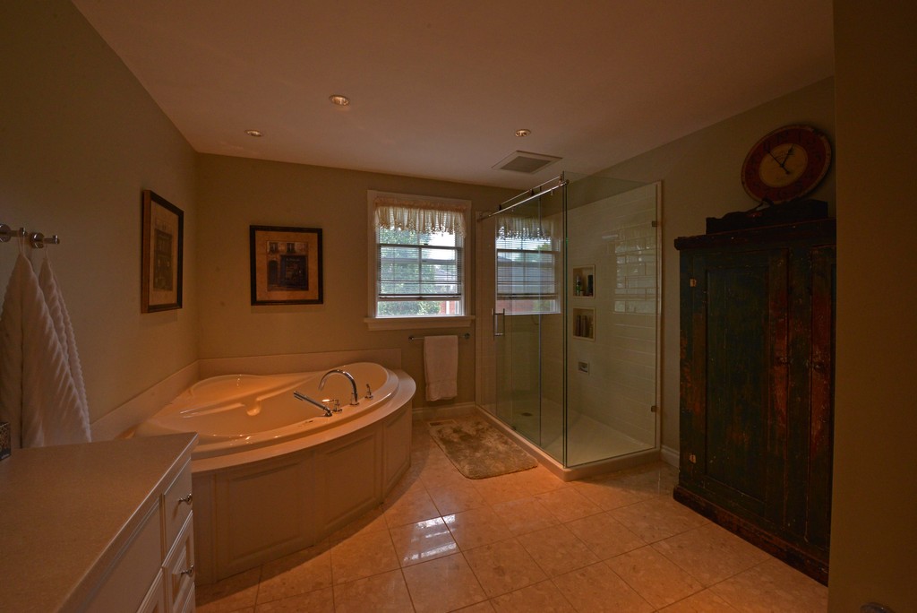 Principal bathroom with air-jet tub for two