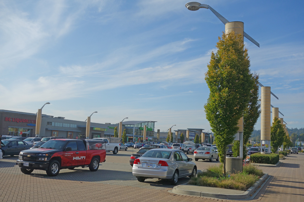 Lots of convenient shopping - Market Crossing mall is a 5 minute drive away and expansive Metrotown mall is 10 minutes away