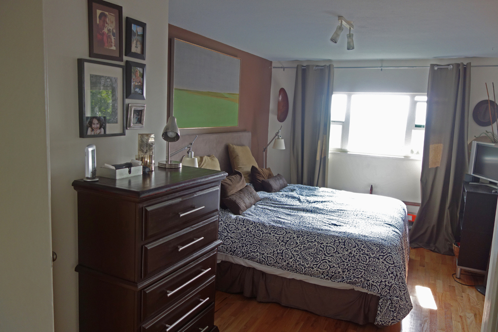 Master bedroom w queen bed