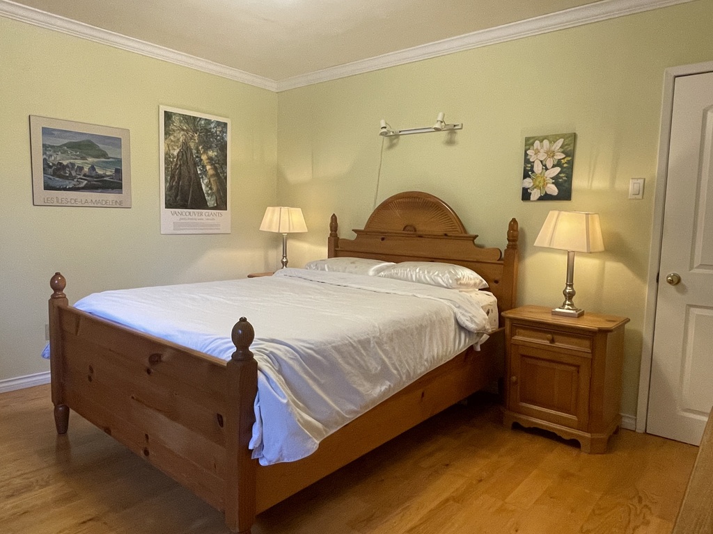 Parent's bedroom, with Queen-sized bed, 200 cm by 150 cm, and private bathroom with a bathtub, shower, sink and toilet.