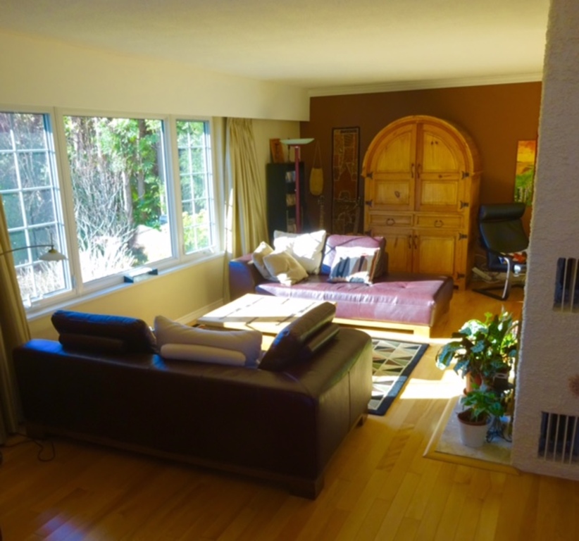 Living room - facing the front yard.