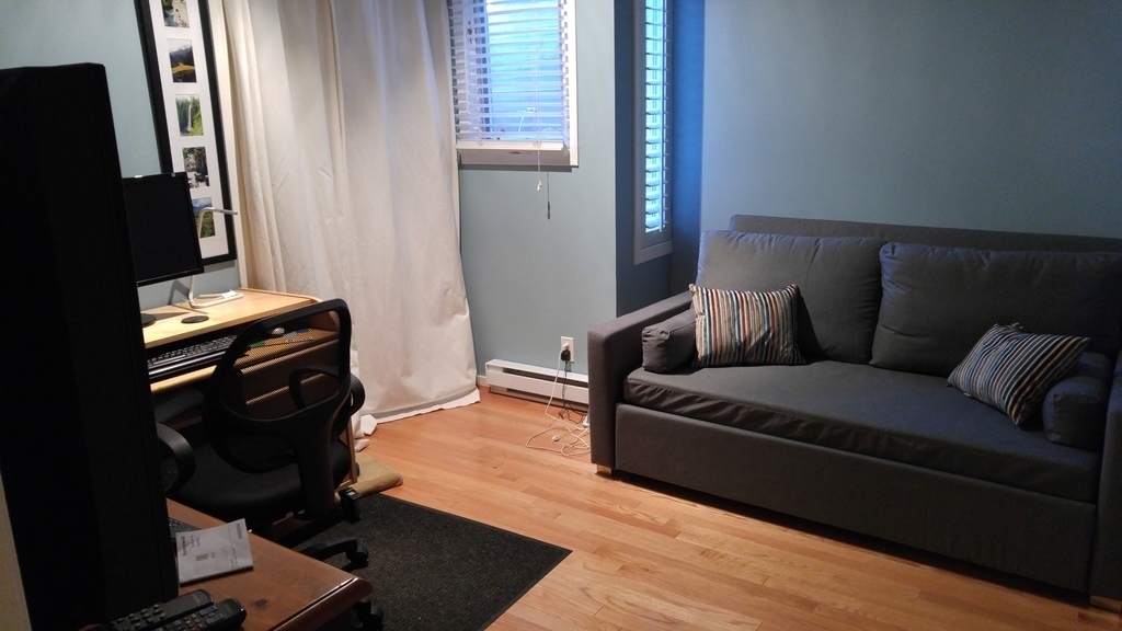 Guest room with queen size bed