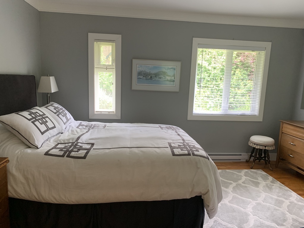 Second bedroom-Queen size bed