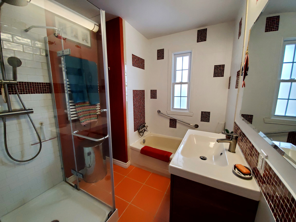 Bathroom / Salle de bain