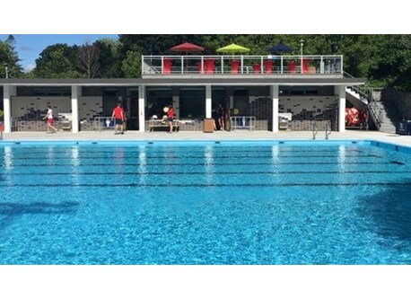 Swimming pool at  Richelieu park (5 minutes walk) / Piscine du parc richelieu (5 minutes de marche)