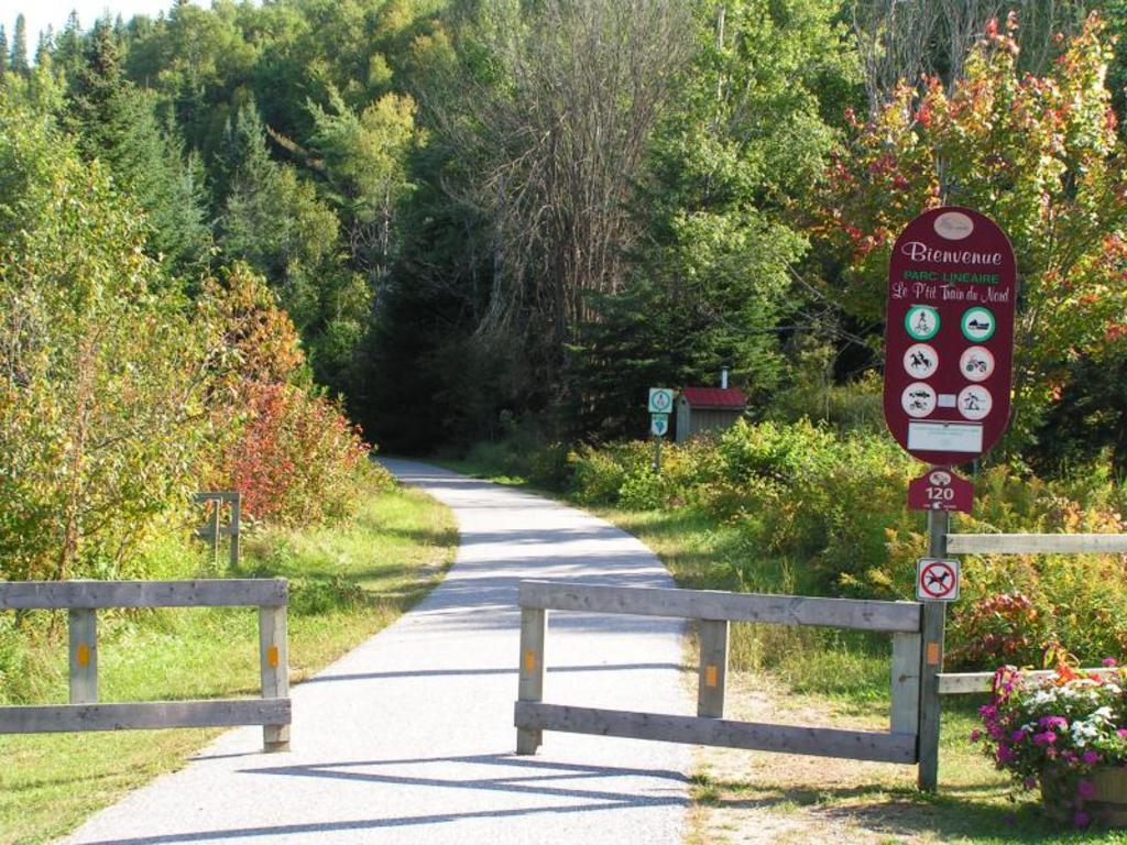 Linear park, cycle path (easy access) / Parc linéraire, piste cyclable (rapide d'accès)