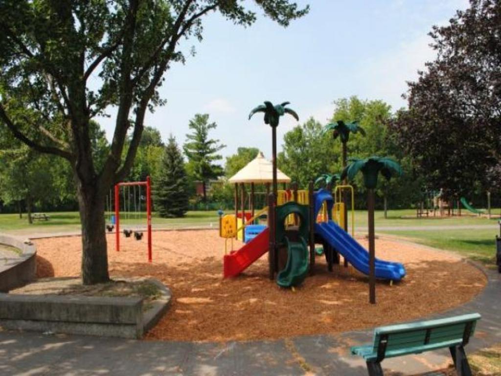 Play modules at  Richelieu park (5 minutes walk) / modules de jeux au parc Richelieu (5 minutes de marche)