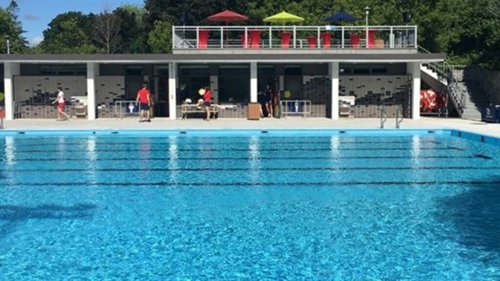 Swimming pool at  Richelieu park (5 minutes walk) / Piscine du parc richelieu (5 minutes de marche)