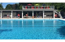 Swimming pool at  Richelieu park (5 minutes walk) / Piscine du parc richelieu (5 minutes de marche)