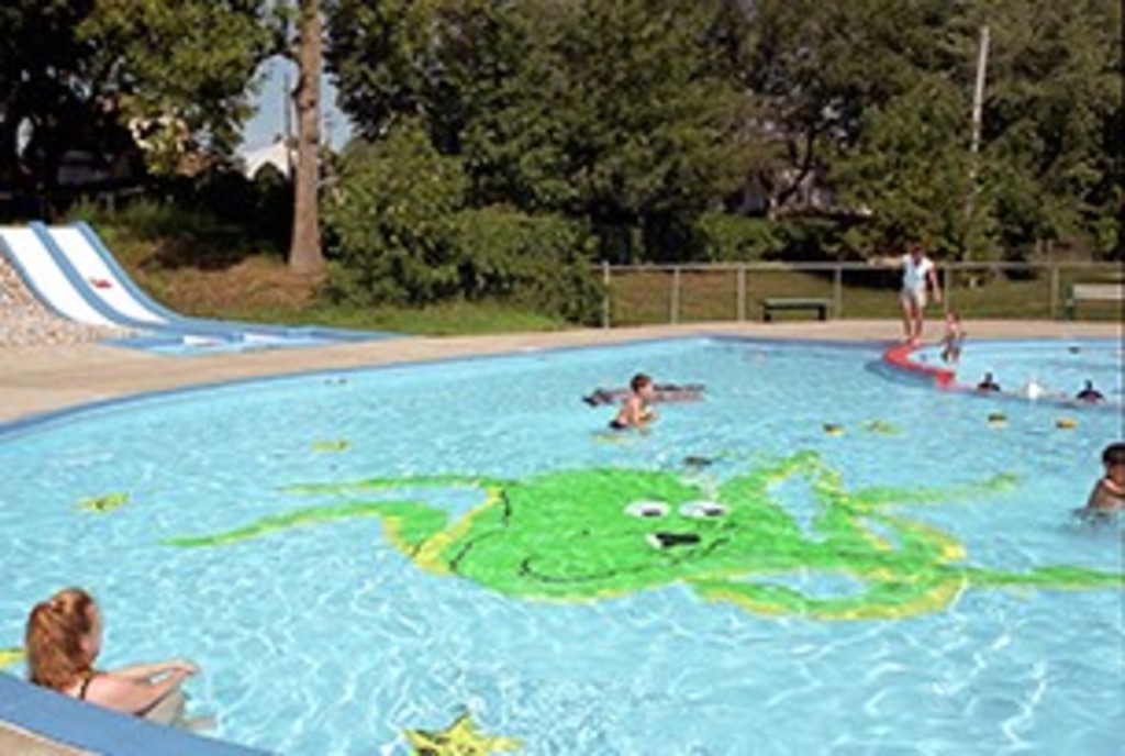 Swimming pool at  Richelieu park (5 minutes walk) / Piscine du parc richelieu (5 minutes de marche)