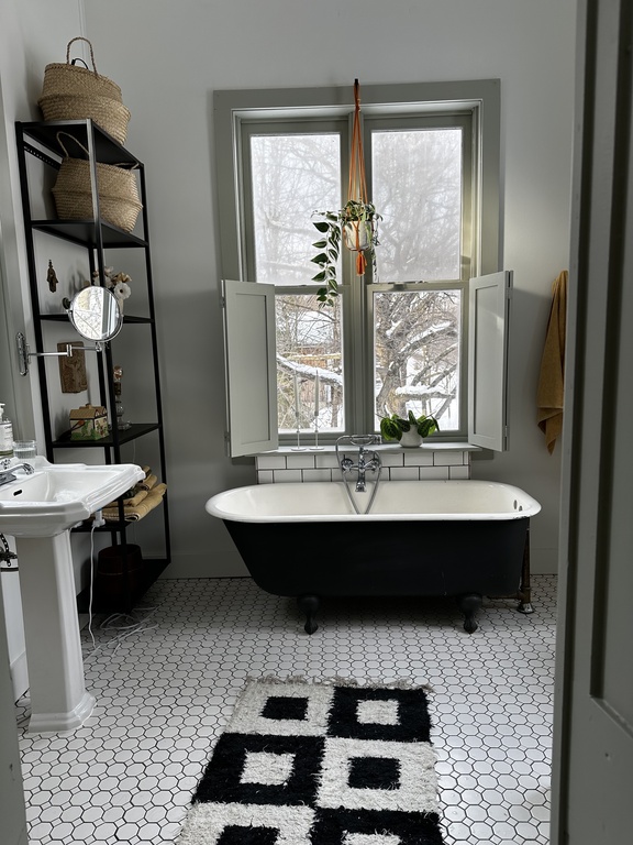 Principal bathroom.  There's also a free standing shower