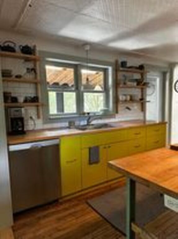 A view of the kitchen