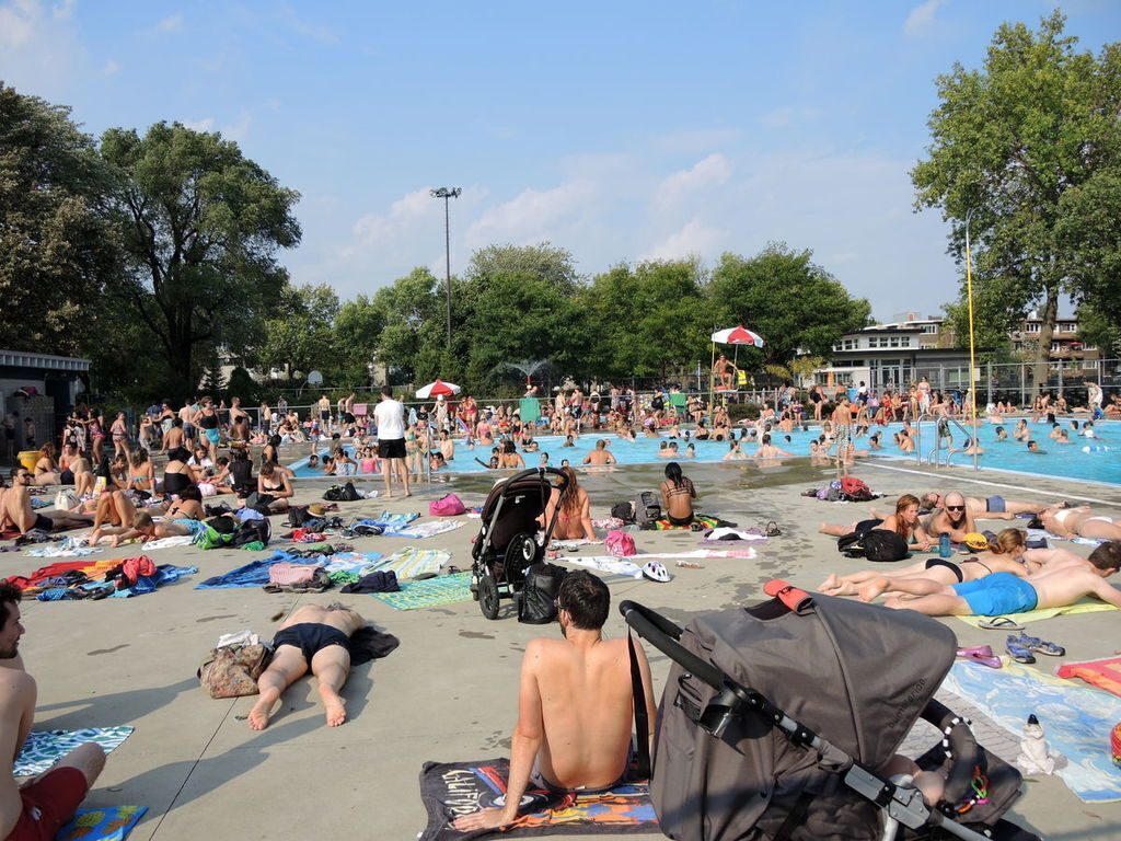 Swimming pool 10 mins walk