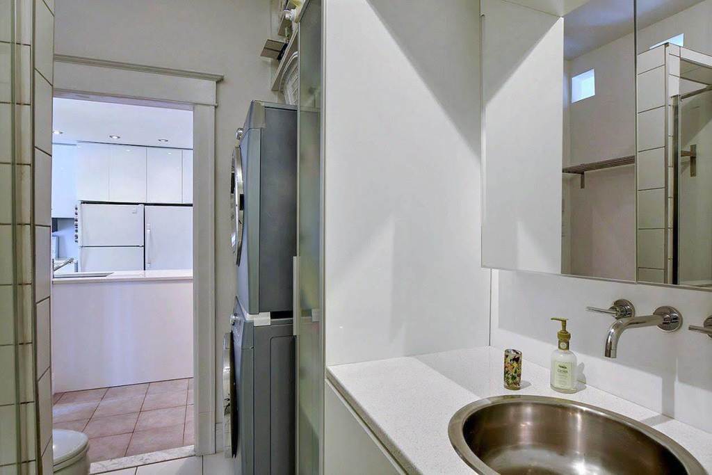 Bathroom 1. Washing and drying machines.