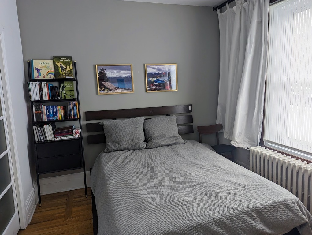 Bedroom 1: Main bedroom. Queen bed.