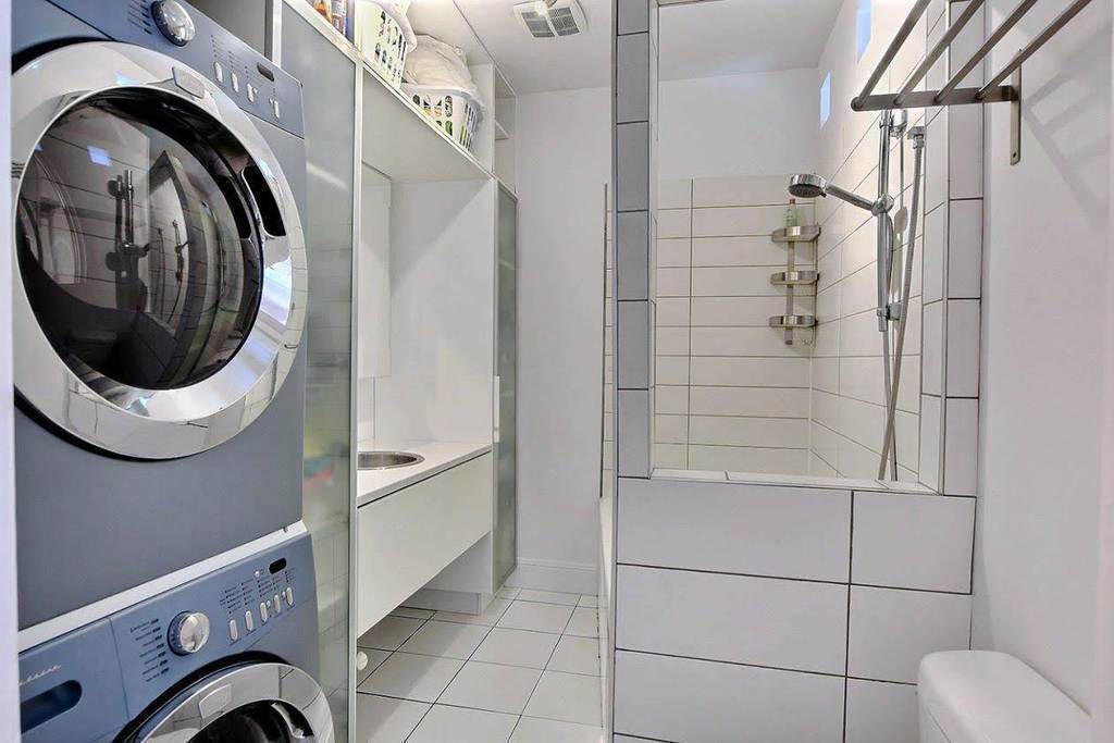 Bathroom 1. Washing and drying machines.