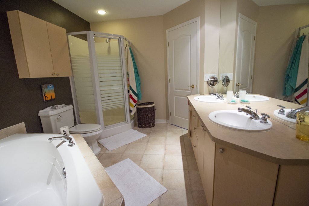 2nd floor full bathroom 