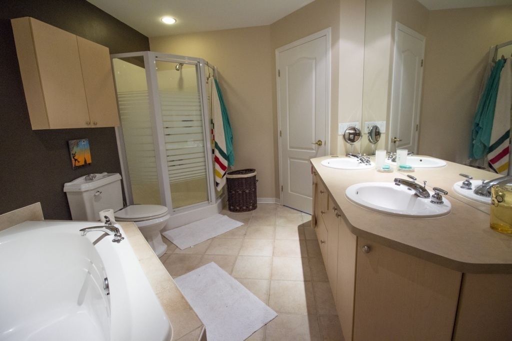 2nd floor full bathroom 