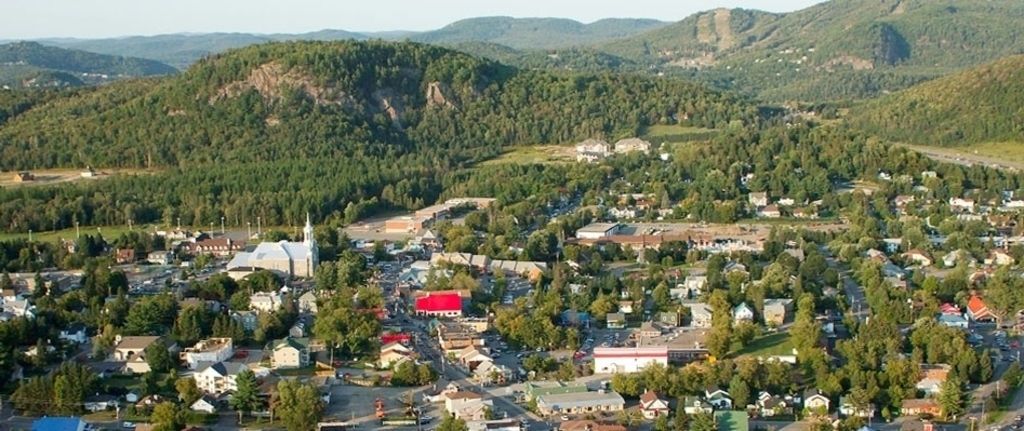 Village de Saint-Sauveur à 15 minutes de route .