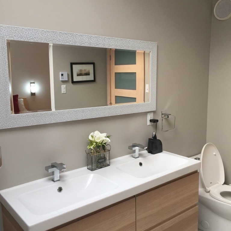 Ensuite bathroom with bathtub/shower