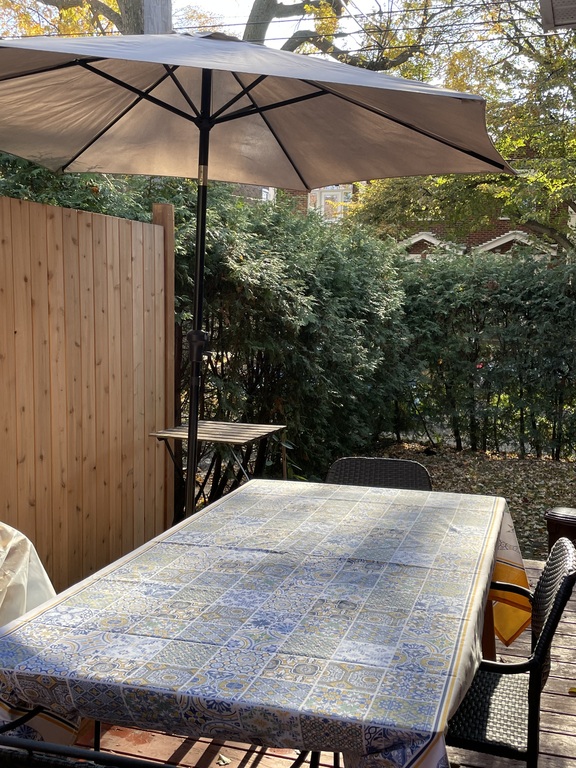 Terrasse aménagée avec accès à la cour