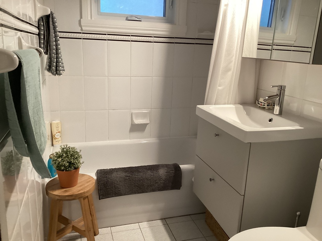 Salle de bain avec bain/douche