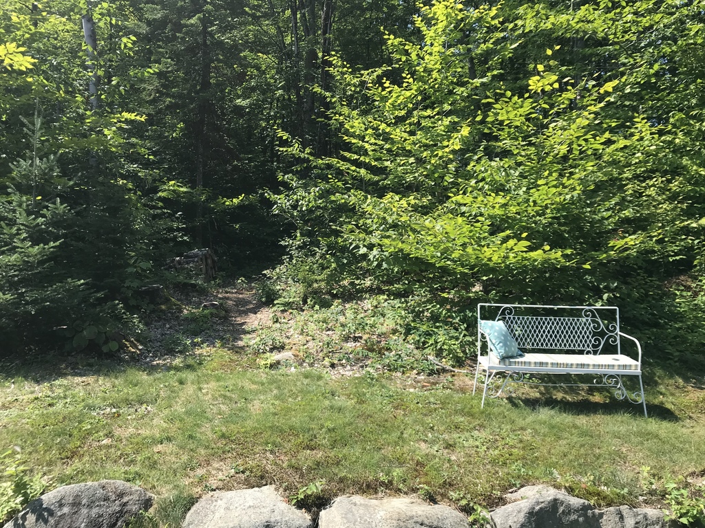 Entrée du sentier de randonnée derriere la maison