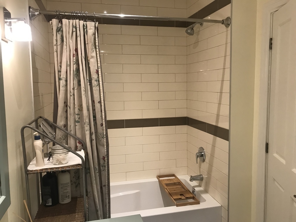 Salle de bain en bas/ downstairs bathroom